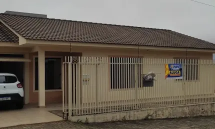 Casa para locação no centro – ampla, confortável e bem localizada!