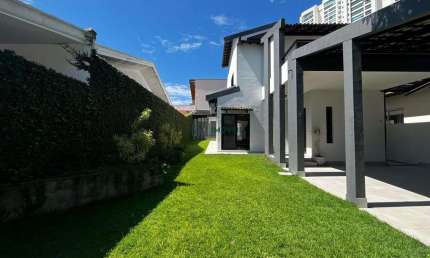 Casa à venda no condomínio Jardim das Colinas - SJC - SP