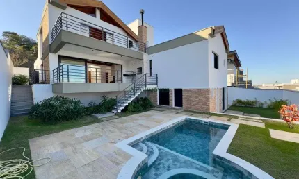 Casa térrea com mezanino e piscina no condomínio alphaville ii