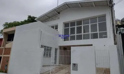 ÓTIMO INVESTIMENTO NO BAIRRO N. CAMPINAS, CASA DE 213 MTS, 3 DOR 1 SUITE, AMPLAS SALAS C/ ARMÁRIOS E AZULEJADAS, 4 VAGAS DE GARAGEM.