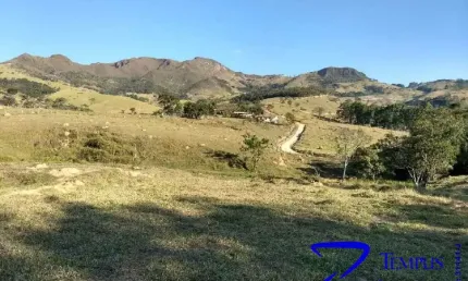 Fazenda à venda em Ilicinea-MG, bairro Fazenda: 3 quartos, 1 sala, 1 banheiro, 1 vaga de garagem!