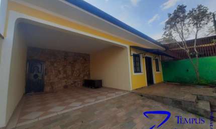 UMA CASA CONFORTÁVEL, TOTALMENTE REFORMADA,  TOTALMENTE TERREA, ÁREA RESIDENCIAL