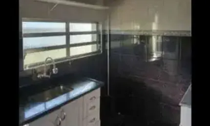APTO NO COND. SIRIUS P/ VENDA COM 2 QUARTOS (1 C/ ARMÁRIOS), 4° ANDAR PRÉDIO ESCADAS, VAGA DE GARAGEM COBERTA.