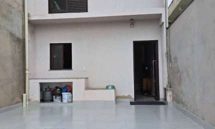 ÓTIMA CASA RESIDENCIAL TIPO SOBRADO C/ ACESSO COM ESCADAS, 2 DOR 1 SUITE 1 VAGA DE GARAGEM.