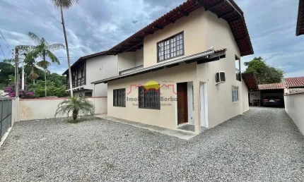 12343 - Amplo Sobrado Averbado com 03 Quartos no bairro Jarivatuba