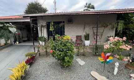 12649 - Casa com  2 vagas de garagem no bairro  Guanabara