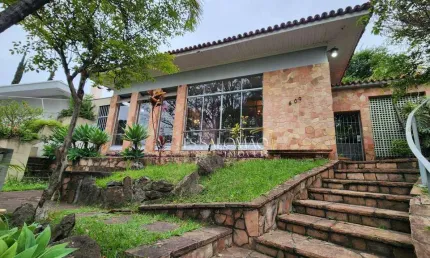 Casa de Alto Padrão no Bairro City – Entre o Alto da Lapa e a Lapa  Localizada em uma das regiões mais exclusivas da Zona Oeste, no bairro Tombado