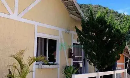 Descubra o seu novo lar dos sonhos! Casa à venda em condomínio exclusivo com piscina, sauna e churrasqueira. Esta espetacular residência de 99m² ofere