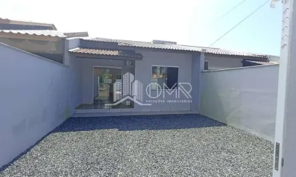 CASA COM ESPAÇO DE TERRENO NA PRAIA DE BARRA VELHA/SC