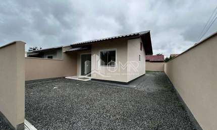 CASA COM AMPLO ESPAÇO DE TERRENO NA PRAIA DE BARRA VELHA /SC