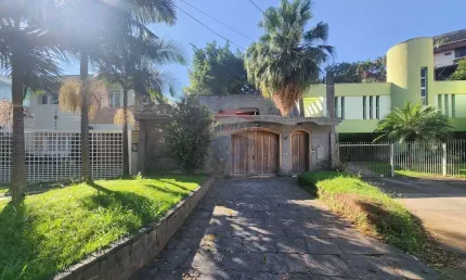 Sobrado para venda com 4 quartos, sendo 4 suítes, 450m²