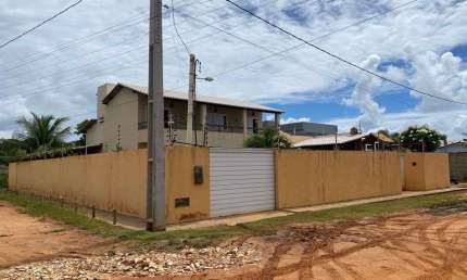Casa de andar na Praia da Caueira, frente para o nascente, a 300m do mar.