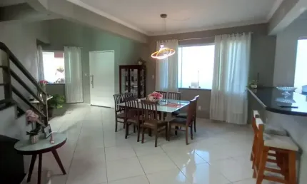 Sobrado com 4 quartos, sendo 2 suítes e 2 semi-suítes, piscina, espaço gourmet e terreno com 595m²