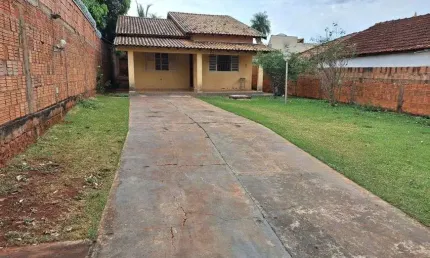 Casa térrea ótima localização ao lado da Orla Morena medindo 10x40, com amplo espaço no Quintal