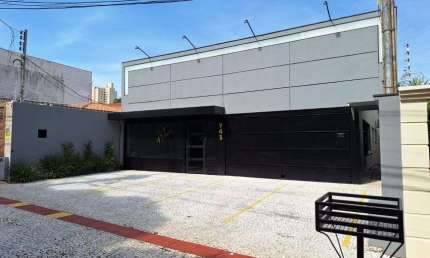 Sobrado para venda possui 553 metros quadrados com 6 quartos