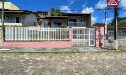Casa com 3 dormitórios, sendo 1 suíte à venda, 220 m² por R$ 850.000 - Velha - Blumenau/SC