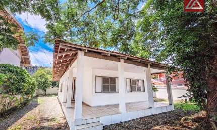 Casa com 3 dormitórios, sendo 1 suíte para alugar por R$ 4.321/mês - Centro - Balneário Piçarras/SC