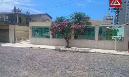 Casa com 3 dormitórios, sendo 1 suíte à venda, 188 m² por R$ 1.300.000 - Centro - Navegantes/SC