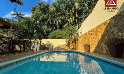Casa com 3 dormitórios, sendo 2 suítes à venda, 412 m² por R$ 1.349.000 - Velha - Blumenau/SC