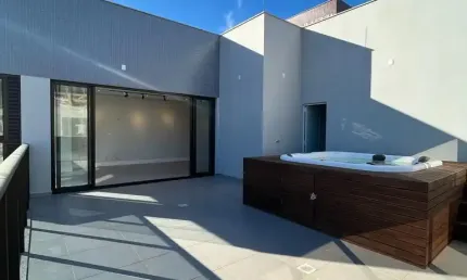 Deslumbrante cobertura com 4 quartos   na praia de palmas, a 120 m do mar