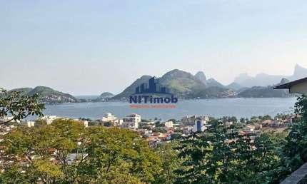 Linda Casa com vista mar na Rua Clara Nunes em São Francisco - Niteroi.