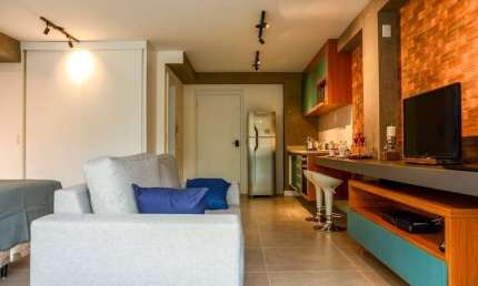 Apartamento novo. Lindo studio de 52M² - Brooklin. Mobiliado com moderna decoração. Possui vaga de garagem.