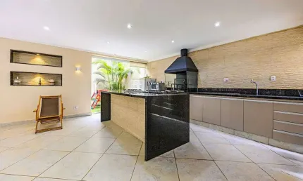 Casa na Vila Romana - com piscina, área gourmet e consultório