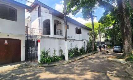 Casa de Vila no Jardim Paulista - com segunça em rua arborizada