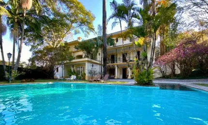 Casa colonial no Morumbi - piscina, sauna e amplo jardim