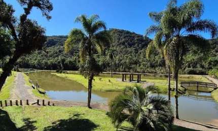 Terreno em Condomínio Fechado com Casas de Alto Padrão