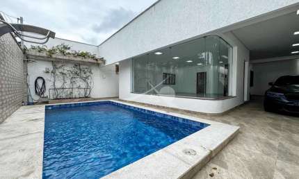 Casa com 3 quartos e piscina no Canto do Forte - Praia Grande