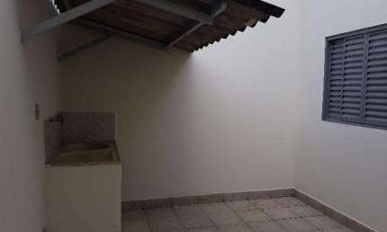 Casa com 2 quartos para alugar no Santa Mônica, Uberlândia  por R$ 1.000