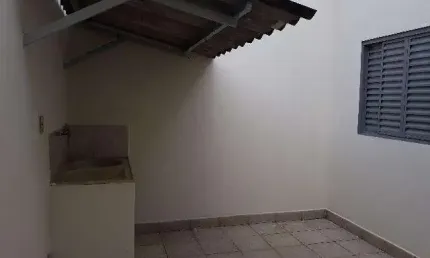 Casa com 2 quartos para alugar no Santa Mônica, Uberlândia  por R$ 1.000