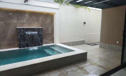 Casa em condomínio para locação com 3 suítes e 2 vagas de garagens