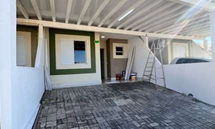 Casa em condomínio com 2 suítes e armários planejados