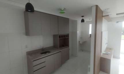Apartamento com armários planejados e sacada para alugar