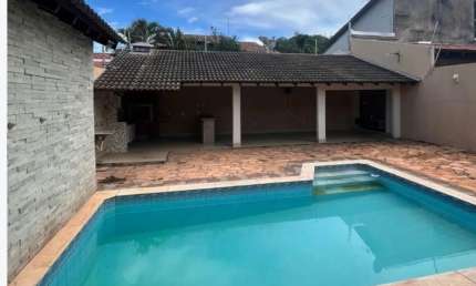 Casa térrea com 3 quartos suíte Armários planejados e piscina