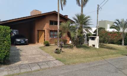 Casa Rústica com 5 Dormitórios, Churrasqueira e Campo de Futebol no Condomínio Aruã