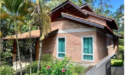 Casa exclusiva com vista para reserva de Mata Atlântica, arquitetura natural e conforto térmico – 274m²