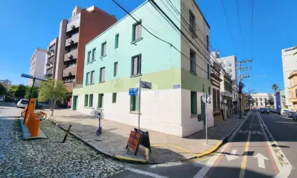 Predio residencial na dr. barros cassal de esquina, com  três apartamentos, sendo um por andar.