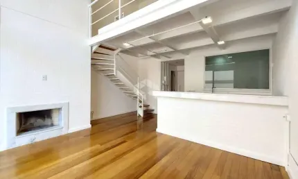 Estilo e puro requinte em studio duplex em um  clássico do moinhos