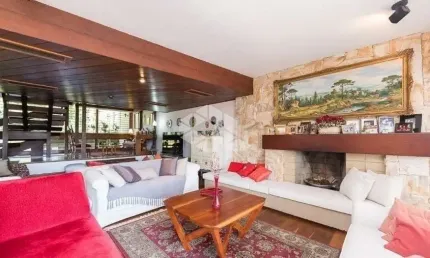 CASA DE 5 DORMITÓRIOS /SUÍTES E 4 VAGAS NO BAIRRO TRÊS FIGUEIRAS