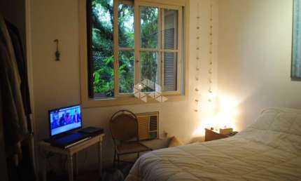 'apartamento 2 dormitórios, frente com sacada  ,mobilado bairro RIO BRANCO PORTO ALEGRE