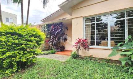 EXCELENTE CASA COM TRÊS DORMITÓRIOS PRÓXIMO AO IGUATEMI