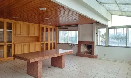 Sala duplex comercial com lareira, churrasqueira e amplo salão.