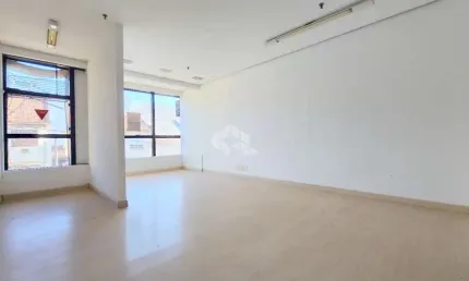 Ampla sala desocupada, de frente, a poucos metros da av benjamin constant