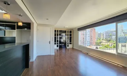 TRES DORMITÓRIOS DESOCUPADO, EM ÚLTIMO ANDAR, COM SACADA ABERTA E VISTA INCRÍVEL NO BOM FIM