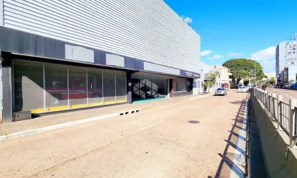 Prédio comercial tradicional com acesso de frente a fundos em plena avenida farrapos