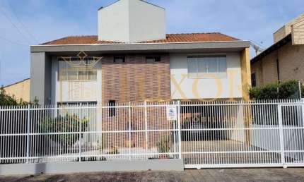 Casa alto padrão com 4 dormitórios á  200 metros do mar localização privilegiada na Armação de Penha SC