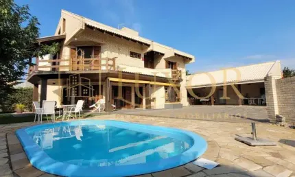 Casa alto padrão com piscina e 4 suítes á  150 metros do mar localizada na praia da Armação de Penha SC